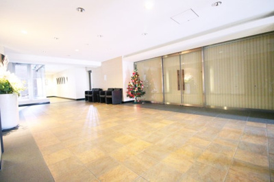 【エントランス】 | サーパスシティ西院日照町 | 広々としたエントランスで、ガラス越しに中庭が見えます。オートロックで安心のセキュリティ。宅配BOXも完備されていて留守中でも荷物が受け取れます。