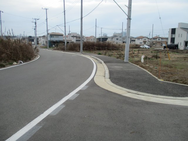 八千代市緑が丘西７丁目　土地　角地　大型分譲地「はぐみの杜」の前面道路含む現地写真|前面道路含む現地写真です　東側公道約９．４ｍ