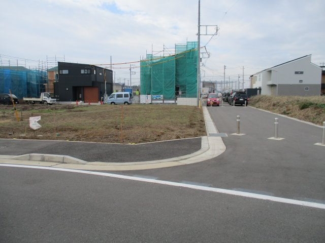 八千代市緑が丘西７丁目　土地　角地　大型分譲地「はぐみの杜」の前面道路含む現地写真|前面道路含む現地写真です　北側公道約６．０ｍ
