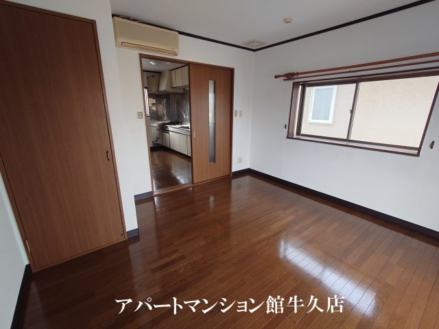 壱番館の居間・リビング|角部屋で明るいリビング♪