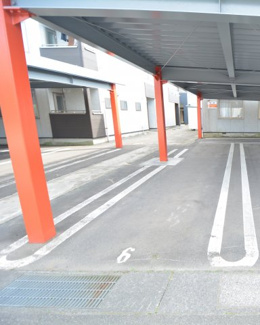 【駐車場】 | 屋根付きで縦列で二台停めれます