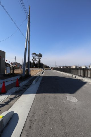 鴻巣市北新宿の売地の前面道路含む現地写真