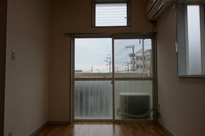 【洋室】 | プラザ夏見 | 掃き出し窓の上にさらに窓あり