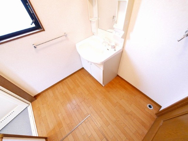 二条大路南5丁目店舗の独立洗面台|独立洗面台で身支度をすべて済ませてしまいましょう