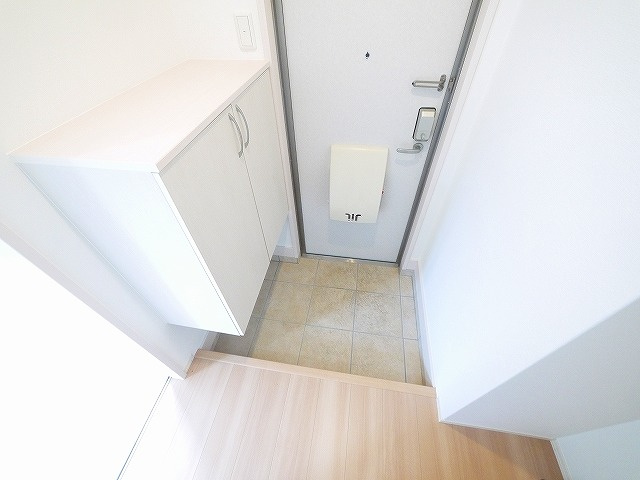 ローレルヒルズ富雄の玄関|収納もある玄関です