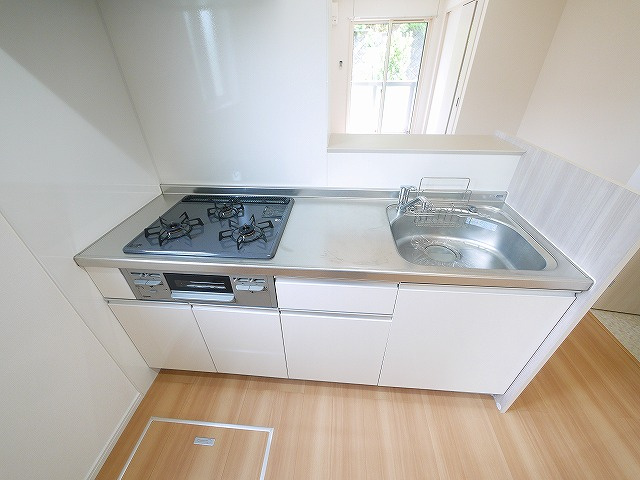 ローレルヒルズ富雄のキッチン|コンパクトなキッチンで掃除もラクラク