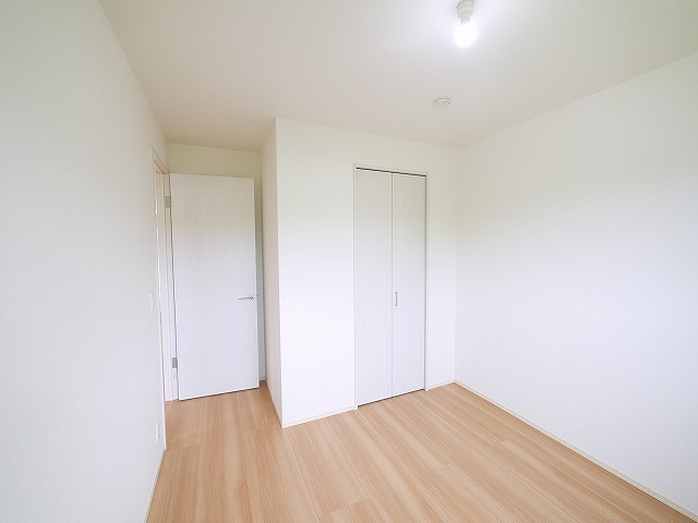 ローレルヒルズ富雄の寝室|広くて明るい寝室