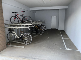 【その他共用部分】 | 屋内駐輪場で雨が降っても大切な自転車が濡れなくてすみますね♪荷物が重いときに自転車があれば助かりますね☆