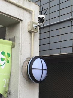【その他共用部分】 | 共用エントランスにある防犯カメラです！夜遅くに帰宅する時も、お出かけ時でも安心ですね♪