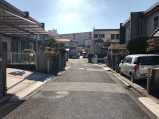 神戸市須磨区菅の台１丁目　中古テラスハウスの前面道路含む現地写真