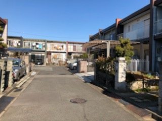 神戸市須磨区菅の台１丁目　中古テラスハウスの前面道路含む現地写真