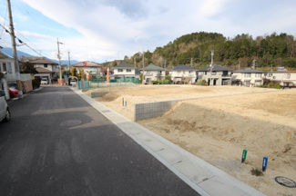 【前面道路含む現地写真】 | 分譲地前面道路