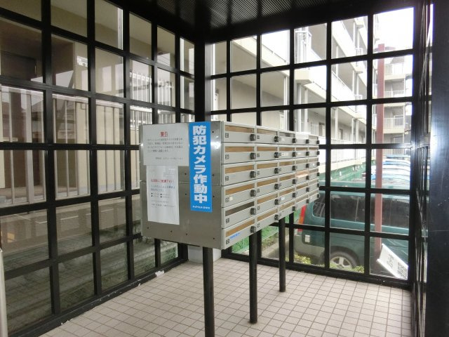 パレ・ドール津田沼　人気の１階部分　船橋市前原西４丁目のエントランス|集合ポスト