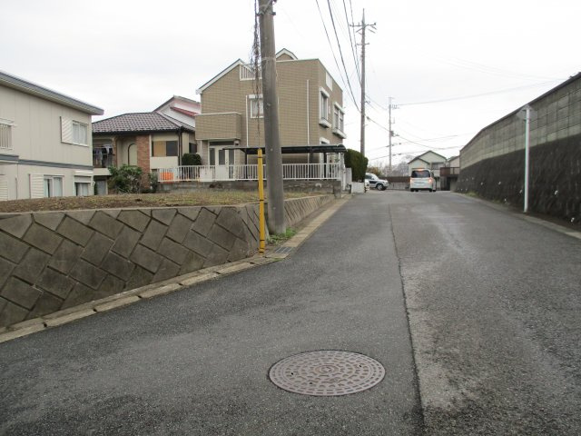 千葉市稲毛区宮野木町　土地　南西角地で陽当り良好の前面道路含む現地写真|前面道路含む現地写真です　南側公道約５．９ｍ