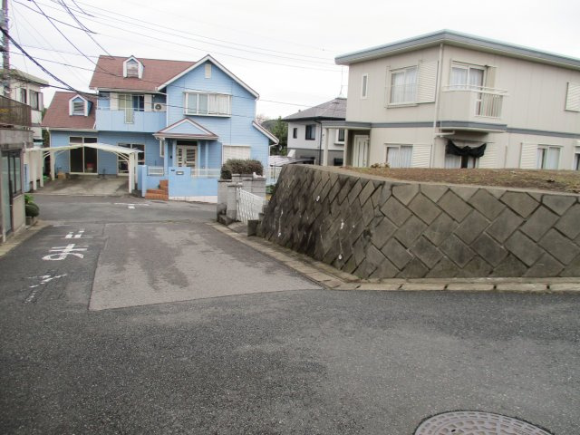 千葉市稲毛区宮野木町　土地　南西角地で陽当り良好の前面道路含む現地写真|前面道路含む現地写真です　西側公道約５．９ｍ