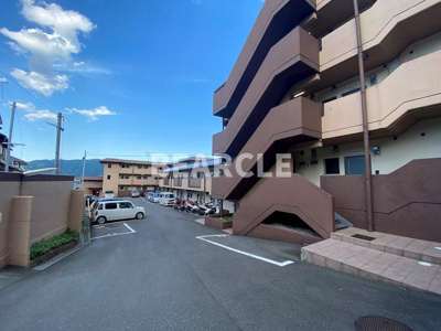 【駐車場】 | ビューハイツ京都山科 | 駐車場があるので、車を買う予定の方も安心です