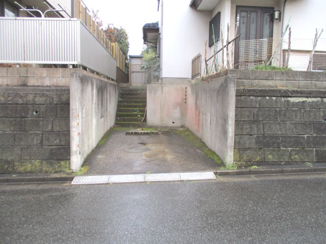 八千代市高津　中古戸建　高津ローズタウン内の駐車場