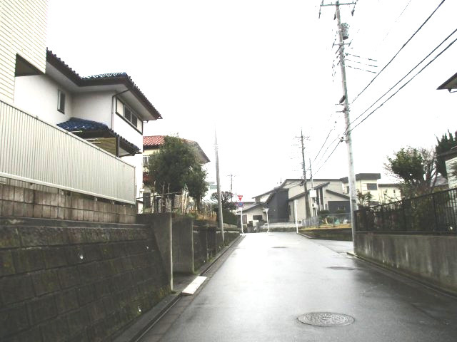 八千代市高津　中古戸建　高津ローズタウン内の前面道路含む現地写真|前面道路含む現地写真です　北西側公道約６．０ｍ