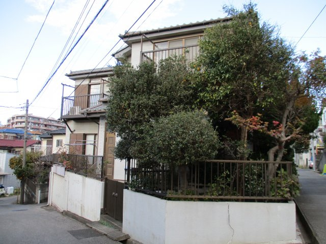 八千代市萱田　中古戸建　南西・南東の角地の外観