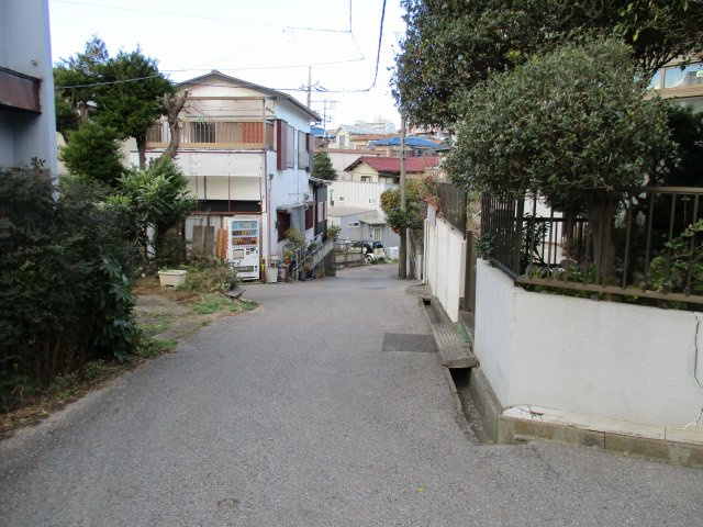 八千代市萱田　中古戸建　南西・南東の角地の前面道路含む現地写真|前面道路含む現地写真です　