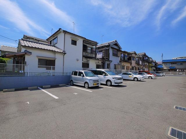 メゾンパレス新大宮の駐車場|駐車場があるので、車を買う予定の方も安心です