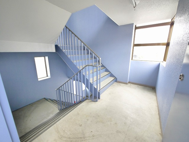 メゾンパレス新大宮のその他共用部分|明るい共有スペース