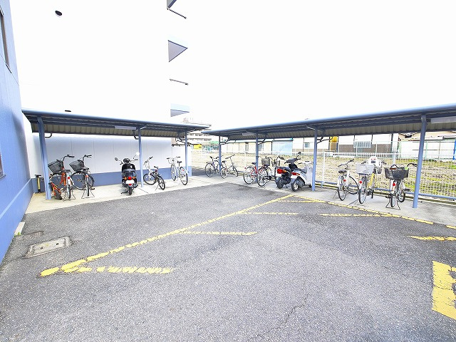 メゾンパレス新大宮のその他共用部分|屋根付きの駐輪スペース。