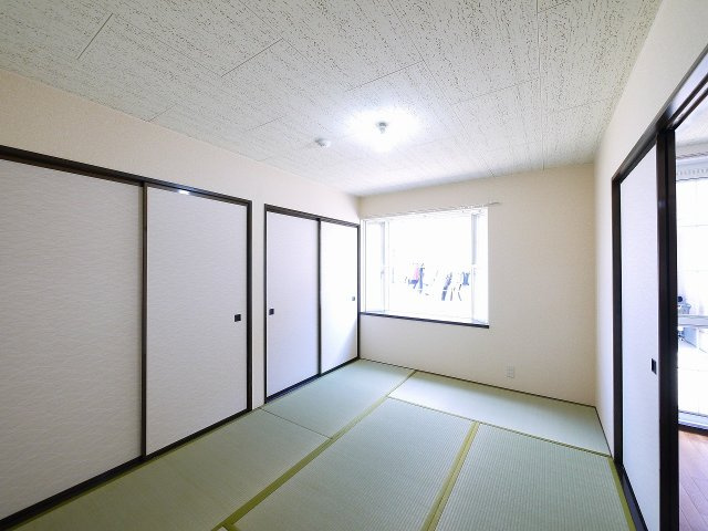 サンロードCの寝室|明るい和室です。