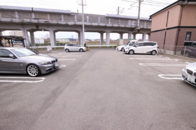 エトワールⅡの駐車場