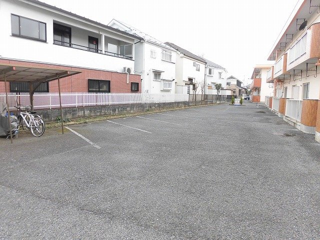 昭島市中神町２丁目の賃貸マンションの駐車場