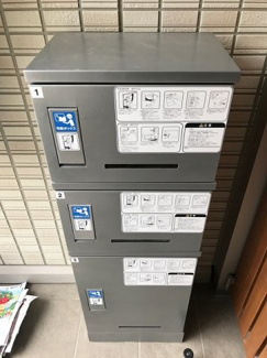 【その他共用部分】 | 共用エントランスには宅配BOXがあるので荷物の受け取りもスムーズに♪再配達の手間がかからないのが魅力♪