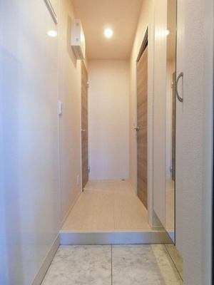 【展望】 | ボルーノ栗平 | 玄関から室内への景観です！右手にトイレ、左手にリビングダイニングキッチンがあります★玄関には全身ミラー付きでお出かけの時の身だしなみ確認もばっちり！
