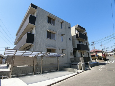 【外観】 | ボルーノ栗平 | 小田急多摩線「栗平」駅まで徒歩5分！ペットOK♪ワンちゃん・猫ちゃんと一緒に暮らせる築浅の3階建てアパート☆スーパーやコンビニが近くて便利な住環境です☆