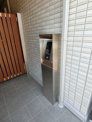 【エントランス】 | ボルーノ栗平 | 共用エントランスは不審者の侵入を未然に防ぐオートロック付き！防犯対策充実しています◎