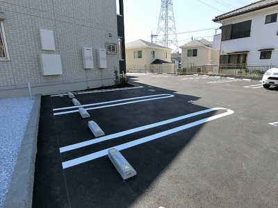 【駐車場】 | ボルーノ栗平 | いつでも目の届く敷地内に駐車場があります♪荷物がかさばりがちなお買物にも、敷地内駐車場があると便利ですよね☆