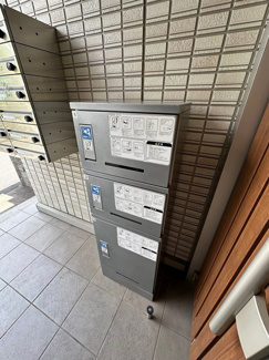 【その他共用部分】 | 共用エントランスには宅配BOXがあるので荷物の受け取りもスムーズに♪再配達を依頼する手間が省けます☆