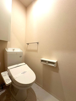 【トイレ】 | ボルーノ栗平 | トイレは温水洗浄便座付き♪人気のバストイレ別です♪小物を置ける便利な棚やタオルハンガーも付いています☆