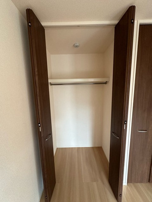 【収納】 | ボルーノ栗平 | 洋室6.4帖のお部屋にあるクローゼットです！お洋服もしわにならず、キレイに収納できます☆