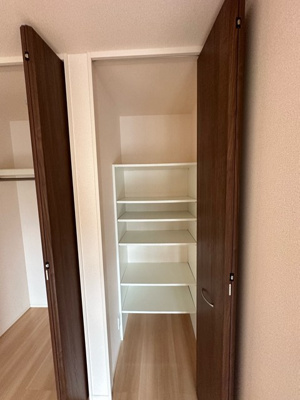【収納】 | ボルーノ栗平 | 洋室6.4帖のお部屋にある収納スペースです！お洋服や荷物がすっきり片付いて快適に☆