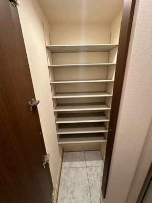 【玄関】 | ボルーノ栗平 | 奥行きのあるシューズクロークで玄関すっきり片付きます☆靴だけでなく少しかさばる荷物も収納できるのがポイント！