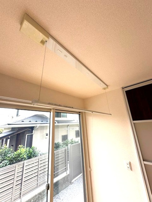 【設備】 | ボルーノ栗平 | リビングダイニングキッチンにある室内物干しです！雨の日やお出掛け時の室内干しにとても便利☆花粉や梅雨の時期に重宝しますね♪