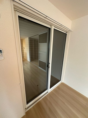 【セキュリティ】 | ボルーノ栗平 | 防犯シャッター雨戸付きなので夜やお出かけ時も安心です！雨戸は冬場の寒さ対策にもなります◎