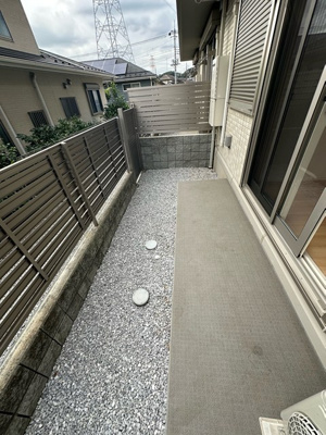 【バルコニー】 | ボルーノ栗平 | 専用庭は南西向きなので、お洗濯物はお昼からでも乾きそう♪気分転換をするにもおすすめです☆