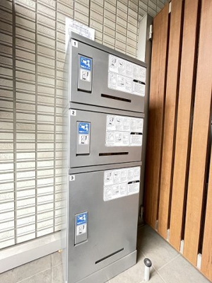 【その他共用部分】 | ボルーノ栗平 | 共用エントランスには宅配BOXがあるので荷物の受け取りもスムーズに♪再配達の手間がかからないのが魅力♪