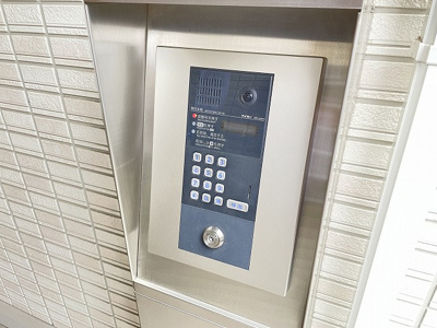 【エントランス】 | ボルーノ栗平 | 共用エントランスは不審者の侵入を未然に防ぐオートロック付き！防犯対策充実しています◎