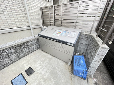 【その他共用部分】 | ボルーノ栗平 | 敷地内ごみ置き場でごみ出しもらくらく～♪忙しい社会人さんや主婦さんにもうってつけ！