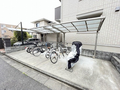 【その他共用部分】 | ボルーノ栗平 | 屋根付きの駐輪場で雨が降っても大切な自転車が濡れなくてすみますね♪荷物が重いときに自転車があれば助かりますね！