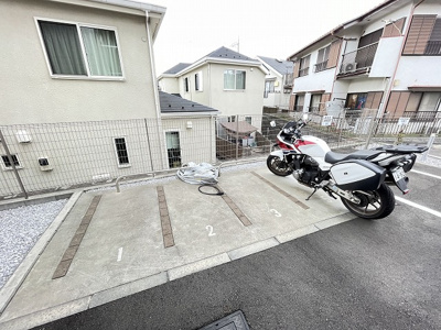 【その他共用部分】 | ボルーノ栗平 | 敷地内にバイク置き場を完備しています！バイクがあれば通勤・通学、お買い物にも便利です☆