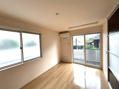 【居間・リビング】 | ボルーノ栗平 | 南西向きリビングダイニングキッチン11.1帖☆専用庭に繋がる角部屋二面採光のお部屋です♪エアコン付きで1年中快適に過ごせますね☆室内物干しも完備◎