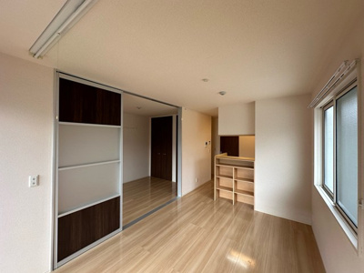 【居間・リビング】 | ボルーノ栗平 | 南西向きリビングダイニングキッチン11.1帖☆女性に人気なカウンターキッチンです！カウンター部分には小物を置ける棚がついています！インテリアを飾って楽しむことも♪